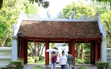 Học sinh Hà Nội vào Văn Miếu cầu may trước ngày khoa cử